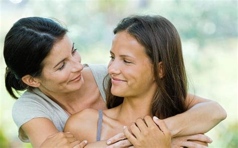 femmes nue sous la douche|Une Mère Et Sa Fille Se Font Du Bien Sous La Douche.